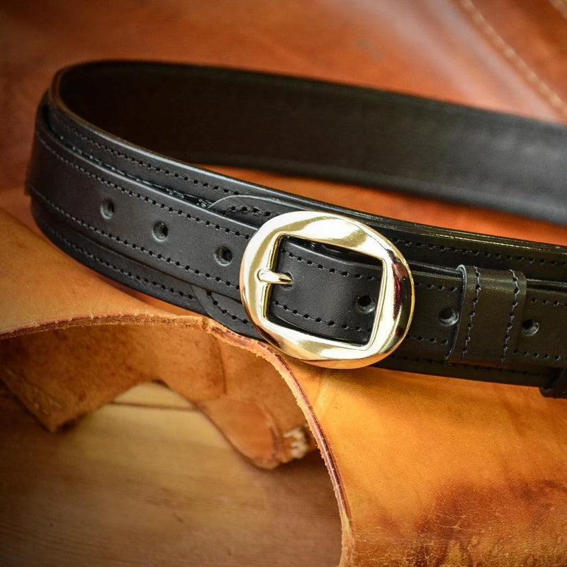 Cinturón de cuero negro con hebilla en dorado